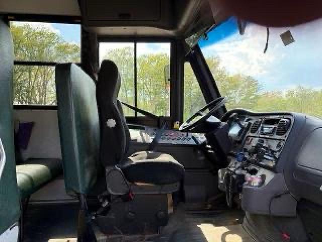 2015 Freightliner Chassis VIN 4UZABPDU9FCGL9813 COPART salvage auction — NORMAL WEAR, MA - CERTIFICATE OF TITLE (P), sold $700 on 2026-07-09 (photo 5)