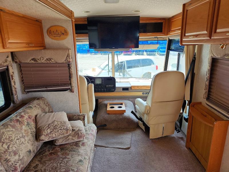 2001 Winnibago Recreational vehicle (rv) VIN 1FCNF53S610A04666 COPART salvage auction — FRONT END, ON - PERMIT NO BRAND - UNFIT, sold $200 on 2026-07-23 (photo 5)