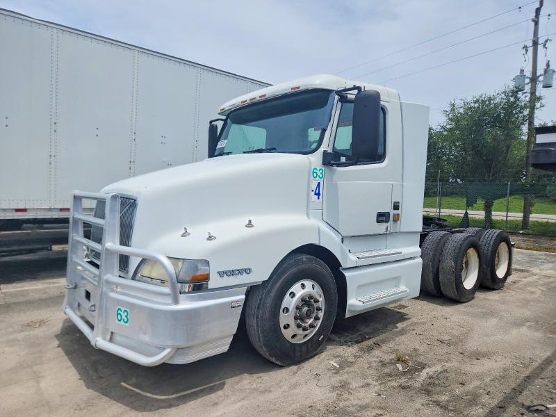 2000 Volvo Vnl VIN 4V4ND2GF8YN796550 COPART salvage auction — MINOR DENT/SCRATCHES, Fl - Certificate Of Title (P), sold $1,800 on 2026-07-23 (photo 2)
