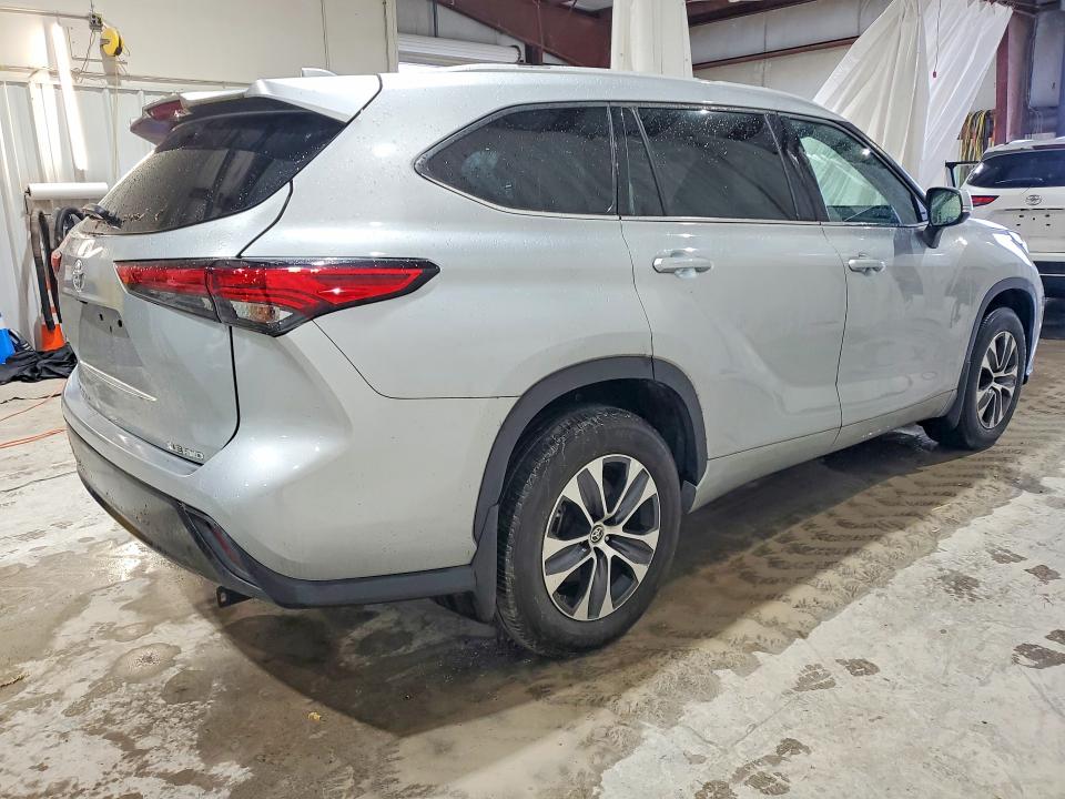 2022 Toyota Highlander VIN 5TDHZRBH5NS163425 COPART salvage auction — VANDALISM, Az - Cert Of Title - Salvage, sold $24,300 on 2026-07-06 (photo 3)