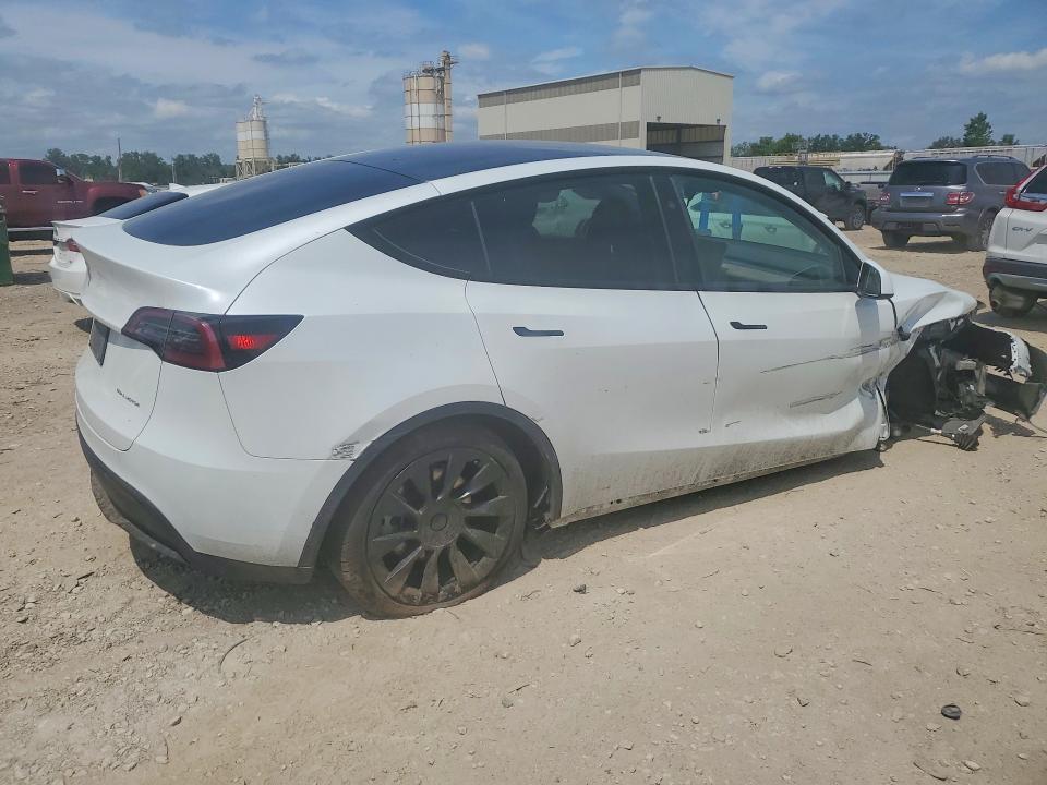 2024 Tesla Model y VIN 7SAYGDEE4RA216278 COPART salvage auction — SIDE, Salvage Title, sold $7,700 on 2026-07-28 (photo 3)