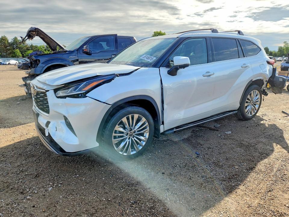 2025 Toyota Highlander VIN 5TDKDRBH2SS586611 — COPART salvage auction photo