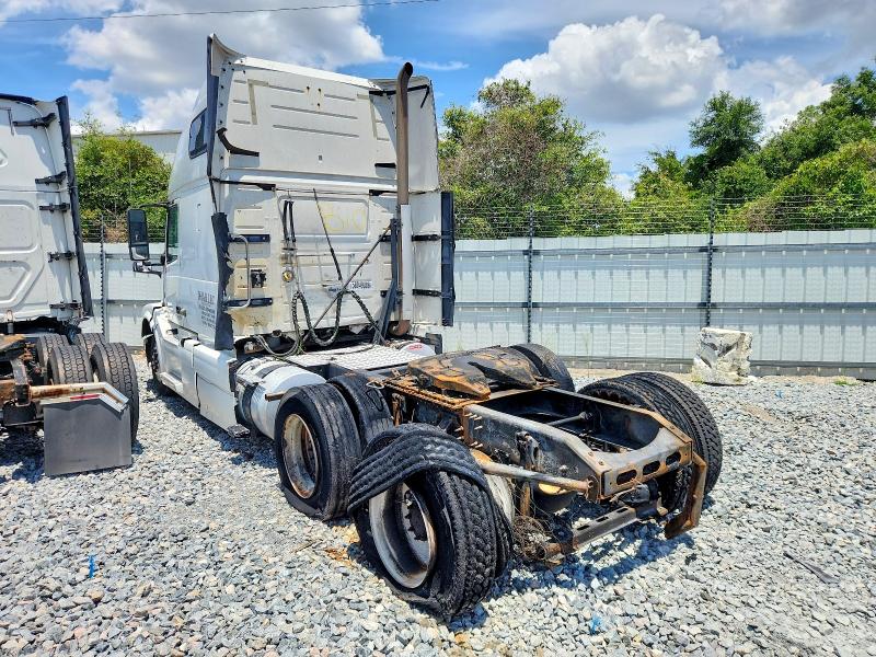 2015 Volvo Vnl VIN 4V4NC9EHXFN186212 COPART salvage auction — BURN, Fl - Cert Of Title Slvg Rebuildable, sold $2,350 on 2026-07-08 (photo 3)