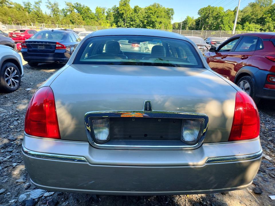 2006 Lincoln TOWN CAR VIN 1LNHM82W36Y620578 COPART salvage auction — MINOR DENT/SCRATCHES, MD - CERT OF SALVAGE > 75% DAMAGE (P), sold $300 on 2026-07-10 (photo 6)