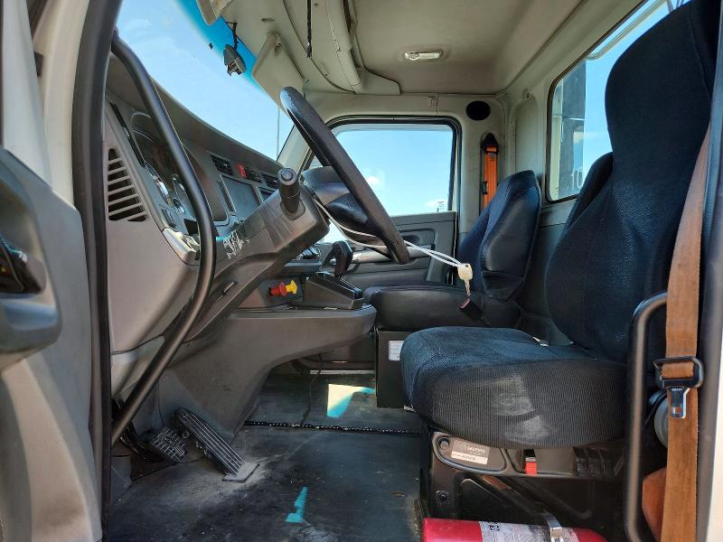 2017 Kenworth Constructi VIN 1XKYAP8X2HJ171675 COPART salvage auction — NORMAL WEAR, IN - CERTIFICATE OF TITLE, sold $5,000 on 2026-07-07 (photo 5)