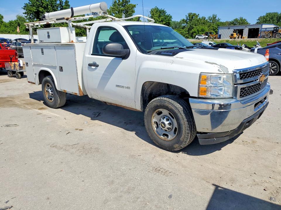 2013 Chevrolet VIN 1GB0KVCG4DF136848 COPART salvage auction — MINOR DENT/SCRATCHES, Il - Certificate Of Title, sold $2,300 on 2026-07-10 (photo 4)
