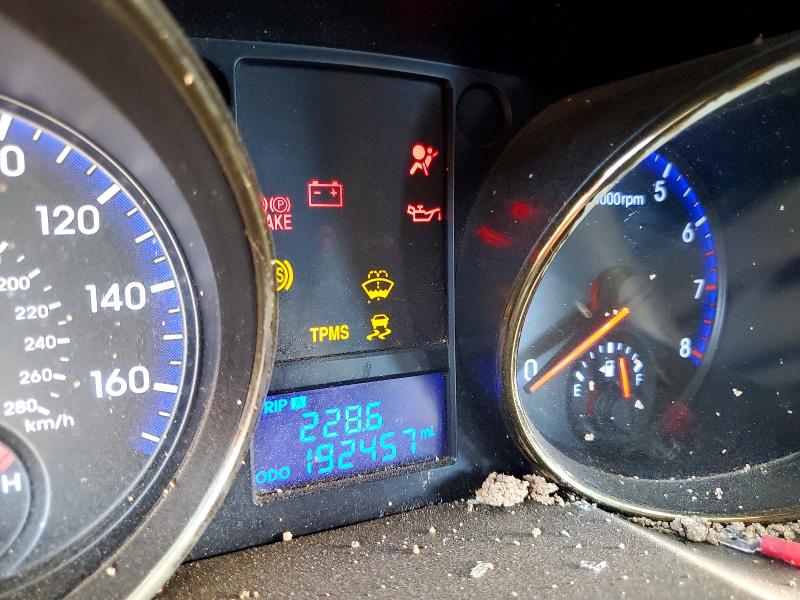 2011 Hyundai Genesis VIN KMHHU6KH4BU062182 COPART salvage auction — ROLLOVER, AZ - CERT OF TITLE - SALVAGE, sold $250 on 2026-07-14 (photo 9)