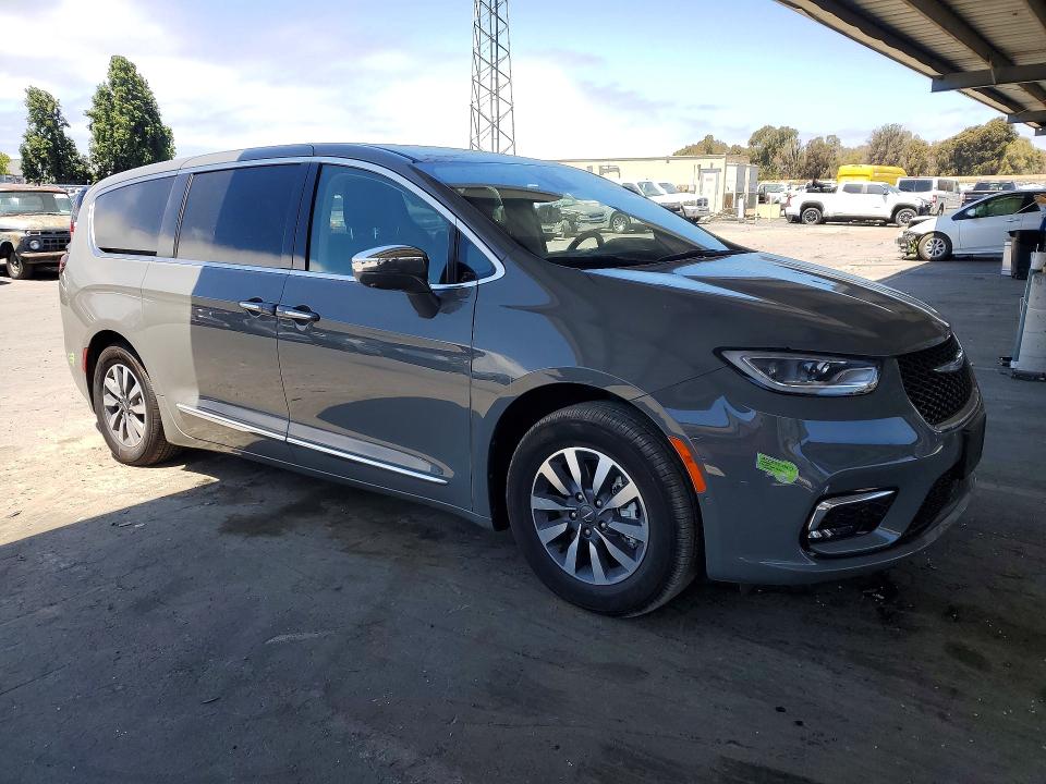 2022 Chrysler Pacifica VIN 2C4RC1S71NR227614 COPART salvage auction — REAR END, Ca - Salvage Certificate, sold $14,000 on 2026-07-02 (photo 4)