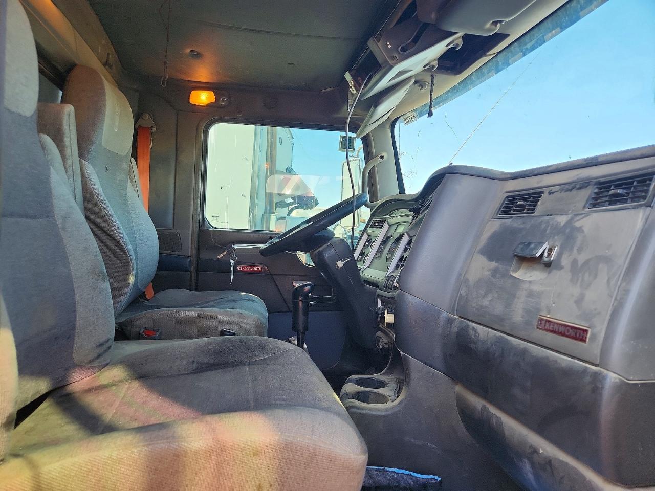 2012 Kenworth T800 VIN 1NKDLP0X2CJ324241 COPART salvage auction — Front End, Ct - Clean Title, sold $15,100 on 2026-08-18 (photo 5)