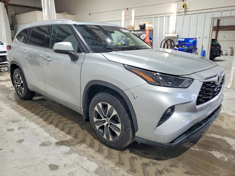 2022 Toyota Highlander VIN 5TDHZRBH5NS163425 COPART salvage auction — VANDALISM, Az - Cert Of Title - Salvage, sold $24,300 on 2026-07-06 (photo 4)