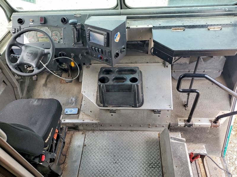 2012 Workhorse custom chassis Commercial chassis VIN 5B4LFG2E1C3448723 COPART salvage auction — NORMAL WEAR, MO - CERTIFICATE OF TITLE, sold $5,400 on 2026-09-24 (photo 8)
