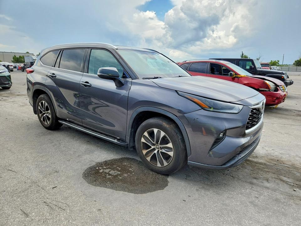 2021 Toyota Highlander VIN 5TDGZRBH2MS547964 COPART salvage auction — MINOR DENT/SCRATCHES, Fl - Certificate Of Title, sold $19,700 on 2026-07-09 (photo 4)
