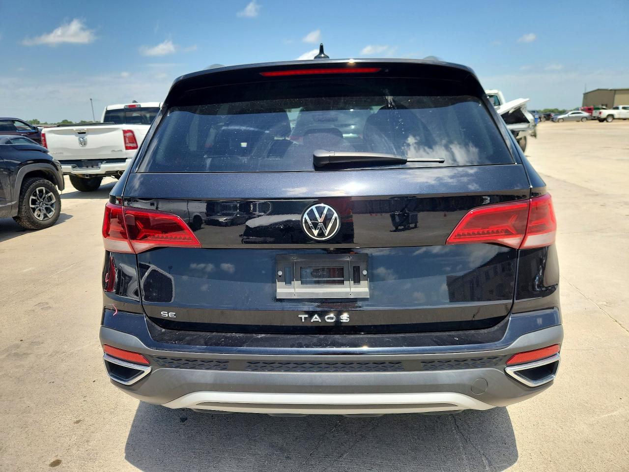 2022 Volkswagen Taos VIN 3VVSX7B2XNM035937 COPART salvage auction — Side, TX - SALVAGE VEHICLE TITLE, sold $5,700 on 2026-07-09 (photo 6)