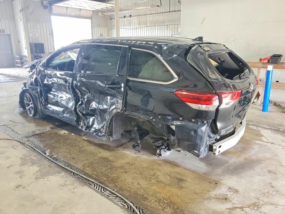 2018 Toyota Highlander VIN 5TDBZRFH1JS828959 COPART salvage auction — ROLLOVER, Pa - Certificate Of Salvage, sold $2,500 on 2026-07-13 (photo 2)
