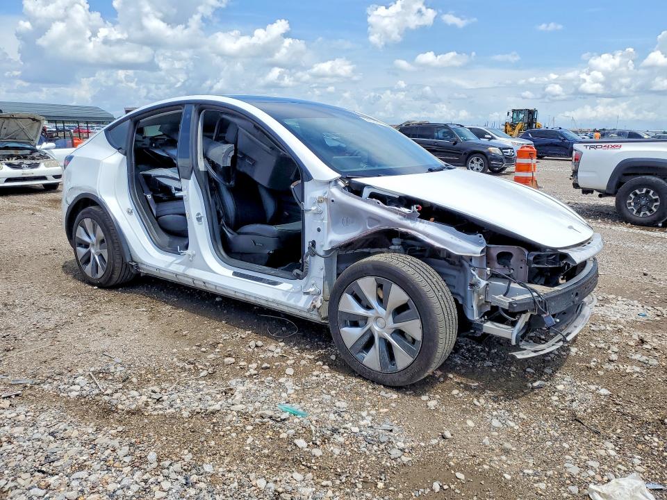 2022 Tesla VIN 7SAYGDEE9NF436190 COPART salvage auction — SIDE, Tx - Salvage Vehicle Title, sold $8,900 on 2026-07-27 (photo 4)