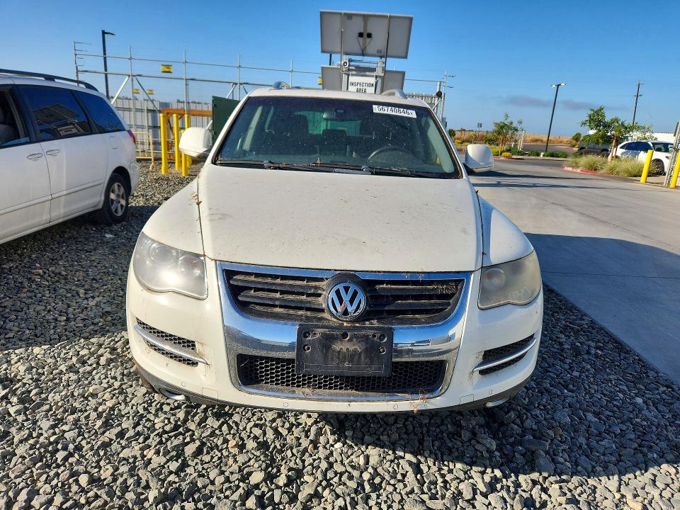 2010 Volkswagen Touareg VIN WVGBF7A9XAD000817 COPART salvage auction — MINOR DENT/SCRATCHES, Ca - Dis/Dlr/Exp Only Junk Receipt, sold $425 on 2026-07-30 (photo 5)