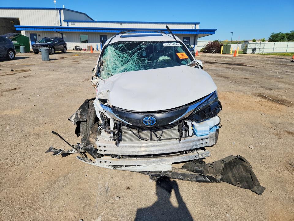 2025 Toyota Sienna VIN 5TDJSKFC3SS181073 COPART salvage auction — SIDE, Salvage Title, sold $500 on 2026-07-28 (photo 5)