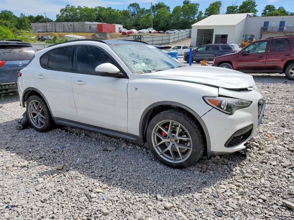 2022 Alfa romeo Stelvio VIN ZASPAKBN5N7D33400 COPART salvage auction — FRONT END, Ky - Cert Of Title-Salvage, sold $3,000 on 2026-07-17 (photo 4)