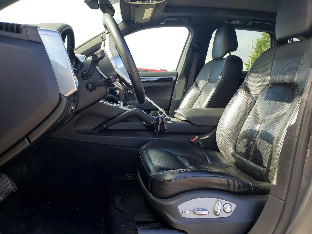 2016 Porsche Cayenne VIN WP1AE2A21GLA17348 COPART salvage auction — Minor Dent/Scratches, WA - VEHICLE CERT OF OWNERSHIP-TITL, sold $7,100 on 2026-09-11 (photo 7)