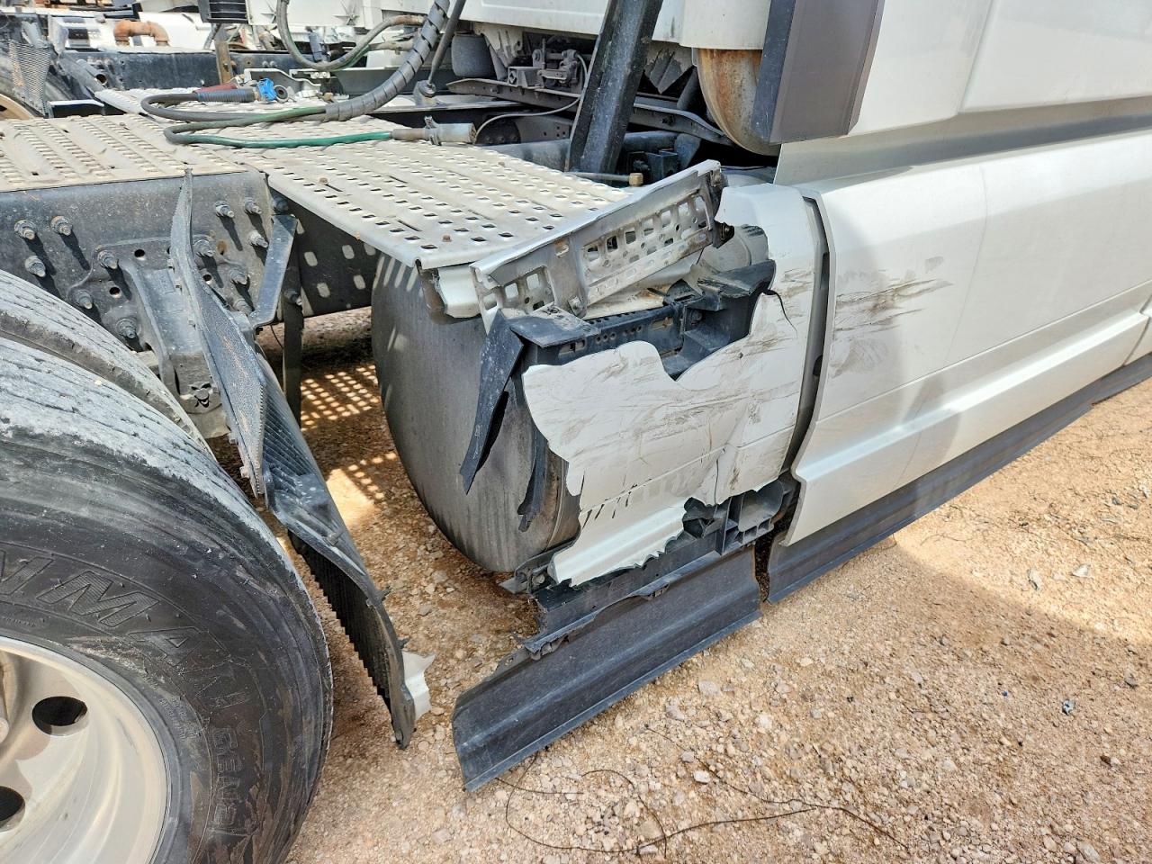2020 Volvo Vnl VIN 4V4NC9EH6LN244201 COPART salvage auction — Burn Engine, TX - SALVAGE VEHICLE TITLE, sold $13,400 on 2026-07-01 (photo 9)