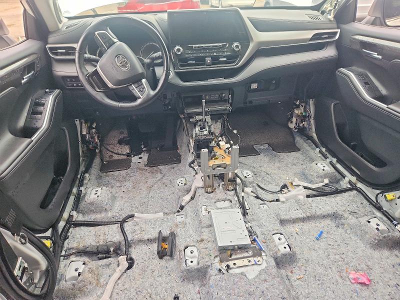 2022 Toyota Highlander VIN 5TDFZRBHXNS165341 COPART salvage auction — STRIPPED, On - Permit No Brand - Unfit, sold $25,750 on 2026-07-07 (photo 8)