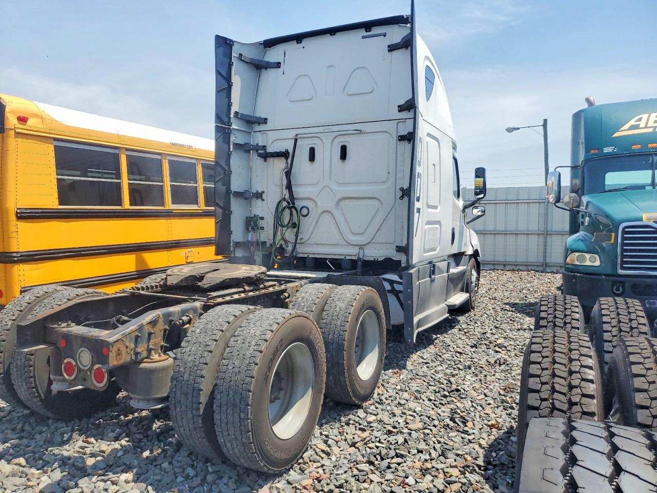 2018 Freightliner All other VIN 3AKJHHDR8JSHR1320 COPART salvage auction — Mechanical, PA - CERT OF TITLE, sold $21,200 on 2026-08-11 (photo 4)