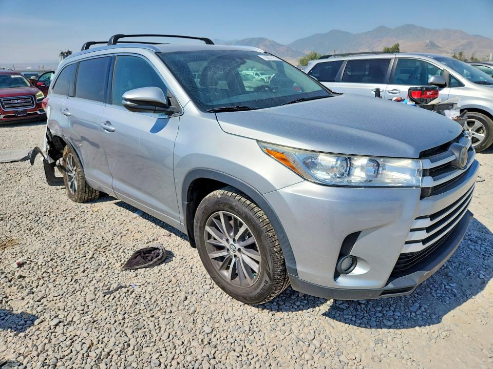 2017 Toyota VIN 5TDJZRFH6HS465225 COPART salvage auction — SIDE, UT - SALVAGE CERTIFICATE, sold $11,100 on 2026-07-31 (photo 4)