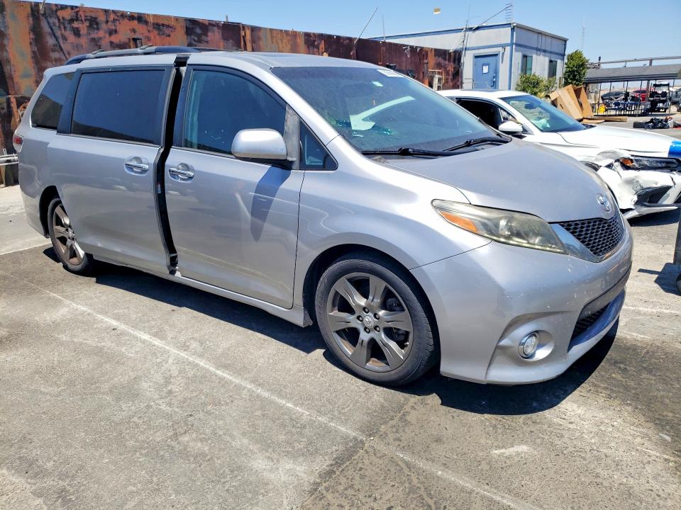 2017 Toyota Sienna VIN 5TDXZ3DC5HS840598 COPART salvage auction — NORMAL WEAR, Fl - Dis/Dlr/Exp Only Clean Title (P), sold $5,600 on 2026-07-22 (photo 4)