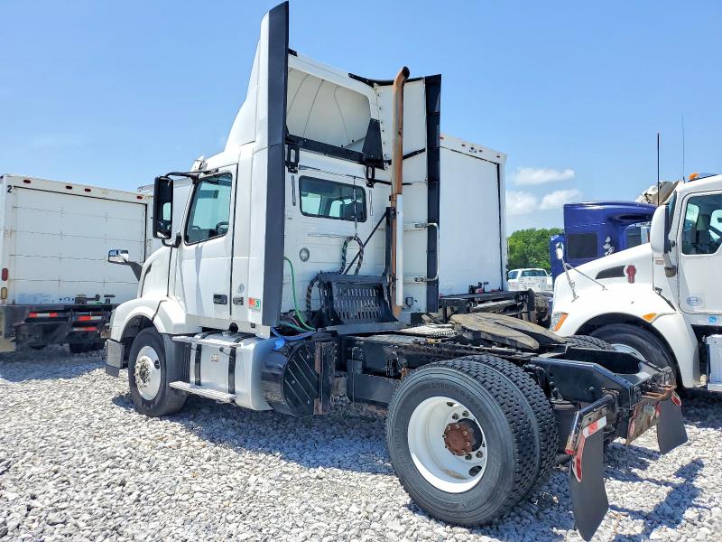 2017 Volvo VIN 4V4N39TG5HN988048 COPART salvage auction — NORMAL WEAR, In - Certificate Of Title, sold $5,000 on 2026-08-03 (photo 3)