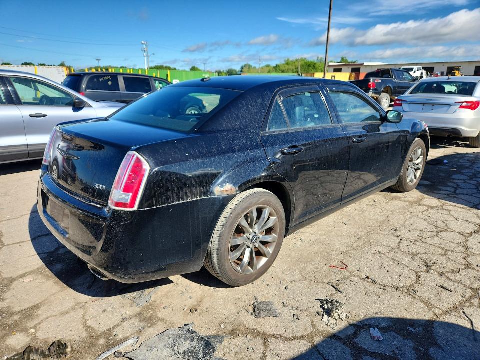 2014 Chrysler 300 VIN 2C3CCAGG4EH352776 COPART salvage auction — NORMAL WEAR, In - Certificate Of Title, sold $900 on 2026-07-04 (photo 3)