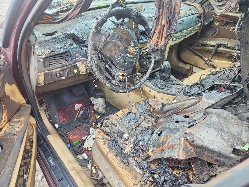 2008 BMW 3er VIN WBAVA37598NL52690 COPART salvage auction — INTERIOR BURN, Md - Cert Of Salvage > 75% Damage, sold $375 on 2026-08-04 (photo 8)