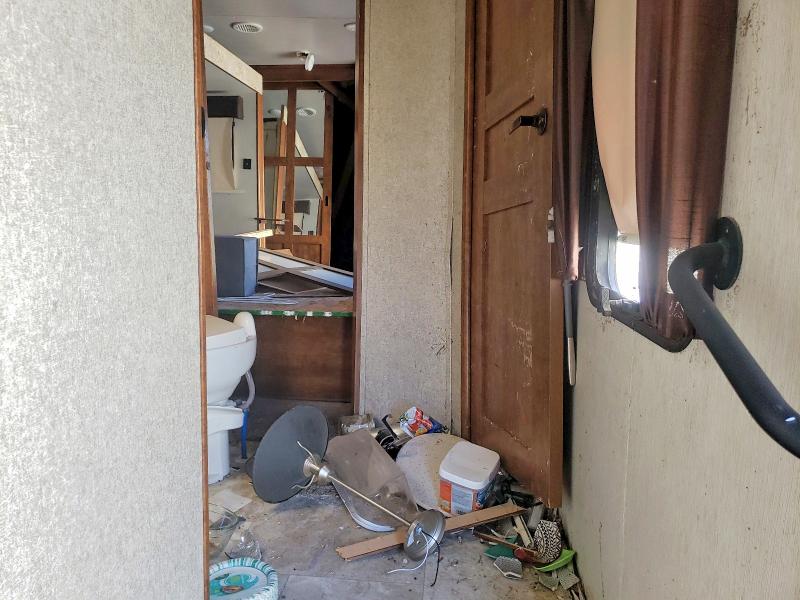 2018 Heartland rv Recreational vehicle (rv) VIN 5SFBG3924JE365342 COPART salvage auction — ALL OVER, ON - PERMIT NO BRAND - UNFIT, sold $500 on 2026-07-21 (photo 5)
