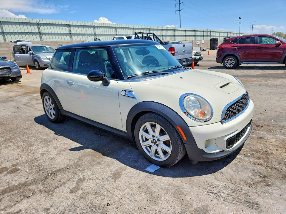 2011 Mini Cooper VIN WMWSV3C52BTY23076 COPART salvage auction — MINOR DENT/SCRATCHES, Id - Salvage Certificate Of Title, sold $825 on 2026-07-02 (photo 4)