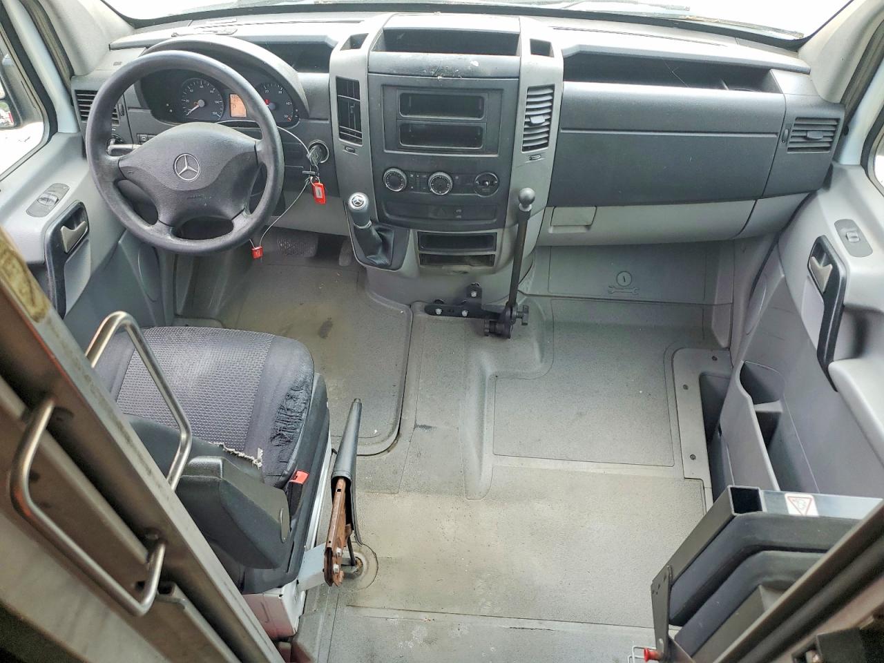 2015 Mercedes Benz Sprinter 2500 VIN WD3PE8DBXFP124944 COPART salvage auction — Minor Dent/Scratches, NH - CERTIFICATE OF TITLE (P), sold $400 on 2026-07-01 (photo 8)
