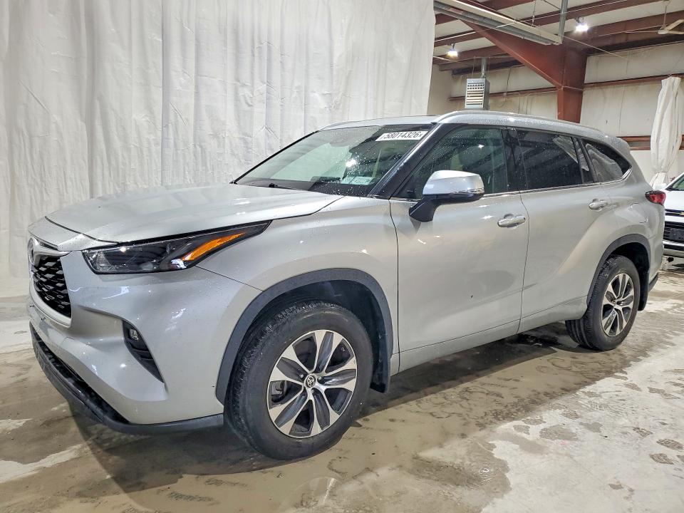 2022 Toyota Highlander VIN 5TDHZRBH5NS163425 COPART salvage auction — VANDALISM, Az - Cert Of Title - Salvage, sold $24,300 on 2026-07-06 (photo 1)