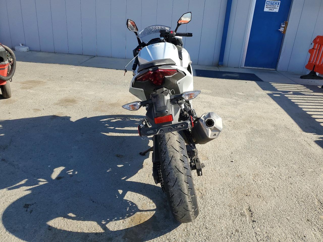 2025 Kawasaki EX500 VIN ML5EXGG15SDA70661 COPART salvage auction — Front End, CA - SALVAGE CERTIFICATE, sold $1,500 on 2026-07-09 (photo 4)
