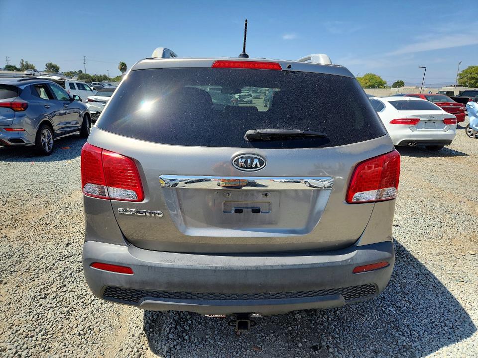 2011 Kia Sorento VIN 5XYKT4A22BG175662 COPART salvage auction — MINOR DENT/SCRATCHES, Ca - Dis/Dlr/Exp Only Clean Title, sold $1,200 on 2026-07-09 (photo 6)