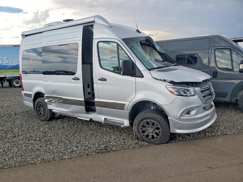 2024 Mercedes-benz Sprinter VIN W1X4NBVY1RT173311 COPART salvage auction — ROLLOVER, CA - SALVAGE CERTIFICATE, sold $16,100 on 2026-07-23 (photo 4)