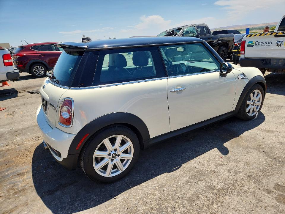 2011 Mini Cooper VIN WMWSV3C52BTY23076 COPART salvage auction — MINOR DENT/SCRATCHES, Id - Salvage Certificate Of Title, sold $825 on 2026-07-02 (photo 3)