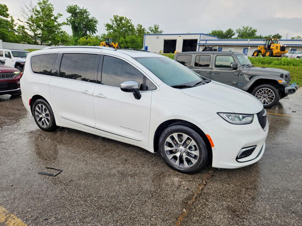 2023 Chrysler Pacifica VIN 2C4RC1N73PR542493 COPART salvage auction — MINOR DENT/SCRATCHES, MO - CERTIFICATE OF TITLE, sold $26,750 on 2026-07-16 (photo 4)