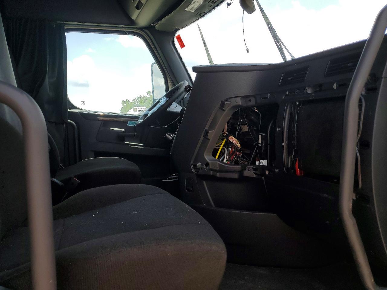 2025 Freightliner Cascadia 126 VIN 1FUJHHFG8SLVR2032 COPART salvage auction — Front End, IN - CERTIFICATE OF TITLE (P), sold $32,750 on 2026-07-07 (photo 5)