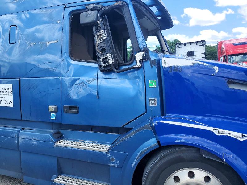 2014 Volvo VIN 4V4NC9EG7EN153626 COPART salvage auction — SIDE, In - Bill Of Sale - Parts Only, sold $275 on 2026-07-23 (photo 9)