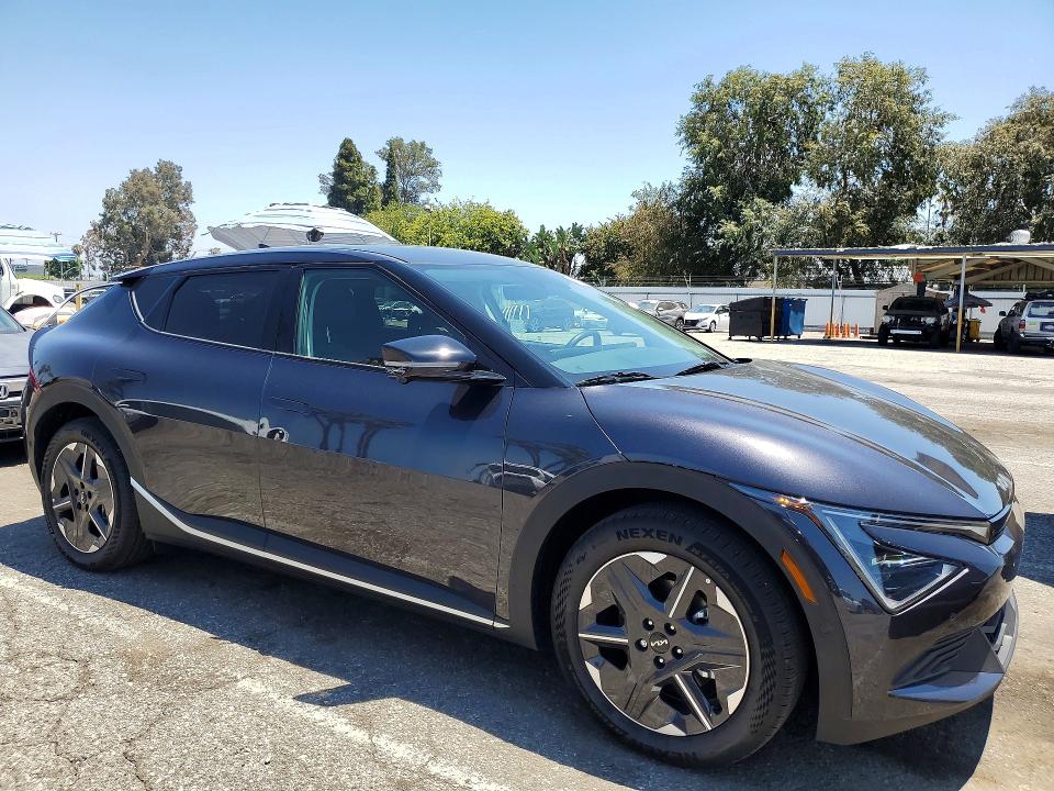 2025 Kia Ev6 VIN 5XYC34JA8SG014275 COPART salvage auction — MINOR DENT/SCRATCHES, CA - DIS/DLR/EXP ONLY CLEAN TITLE, sold $16,600 on 2026-07-15 (photo 4)