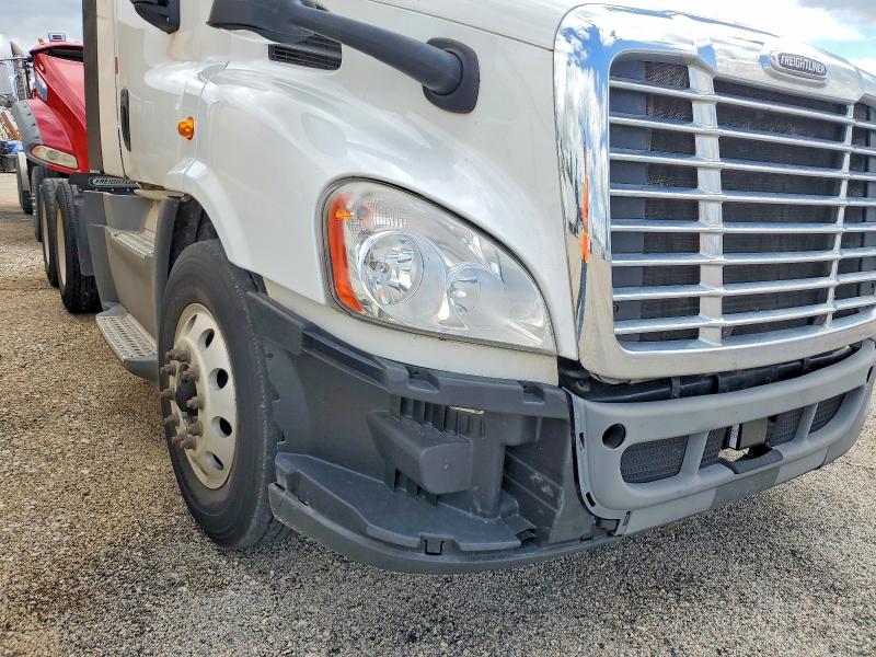 2019 Freightliner Cascadia 113 VIN 3AKJGBDVXKDKM2461 COPART salvage auction — NORMAL WEAR, IN - CERTIFICATE OF TITLE, sold $11,500 on 2026-07-07 (photo 9)