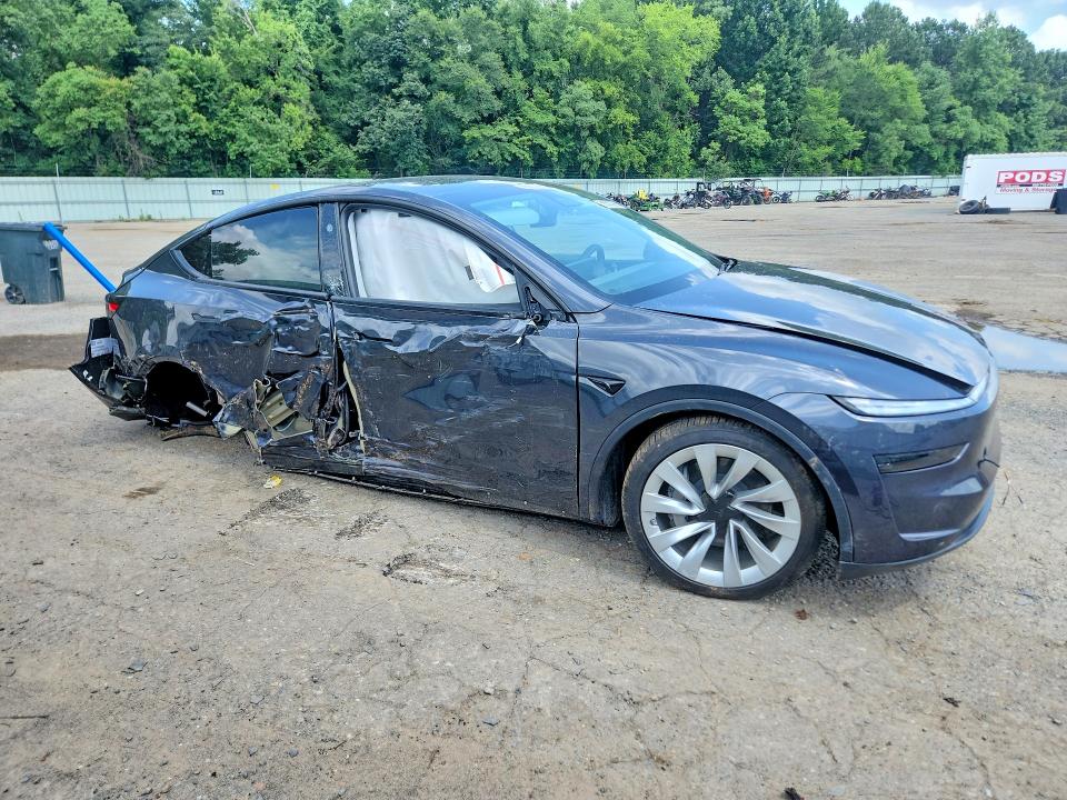 2026 Tesla VIN 7SAYGDEDXTA609183 COPART salvage auction — SIDE, Tx - Salvage Vehicle Title, sold $5,600 on 2026-07-23 (photo 4)