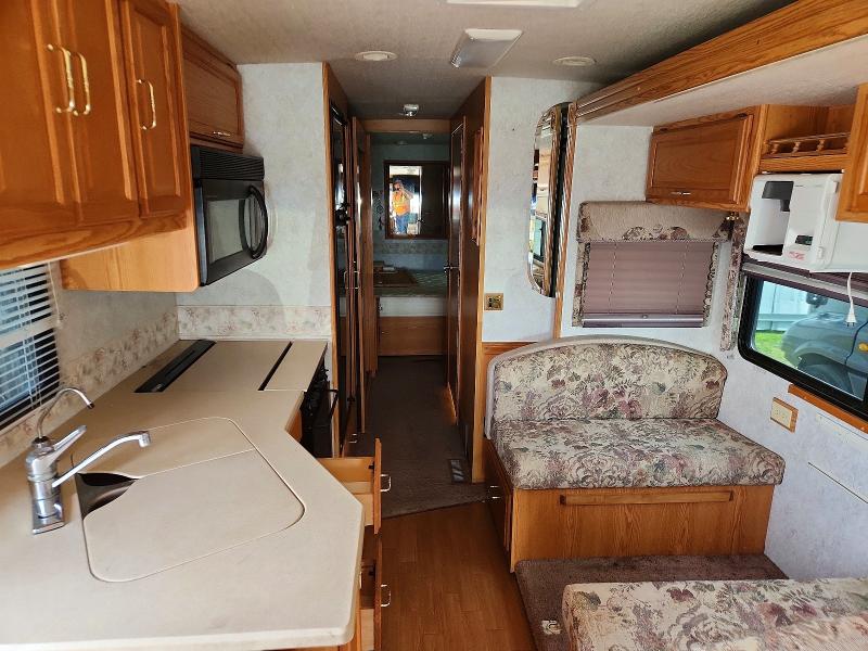 2001 Winnibago Recreational vehicle (rv) VIN 1FCNF53S610A04666 COPART salvage auction — FRONT END, ON - PERMIT NO BRAND - UNFIT, sold $200 on 2026-07-23 (photo 6)