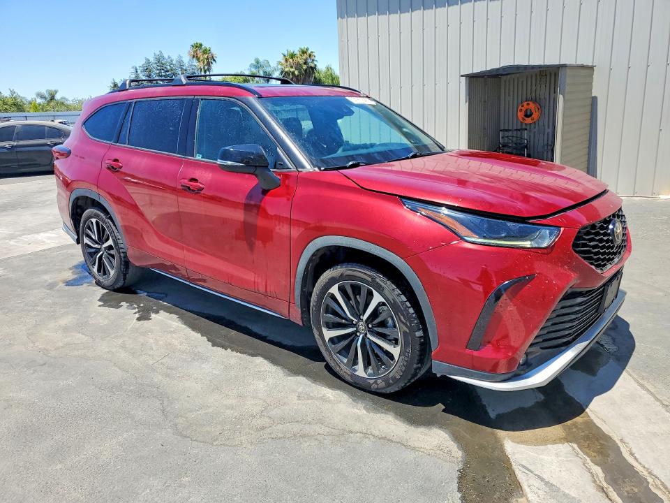 2022 Toyota Highlander VIN 5TDJZRBH1NS248375 COPART salvage auction — MINOR DENT/SCRATCHES, CA - CERTIFICATE OF TITLE, sold $16,300 on 2026-07-21 (photo 4)