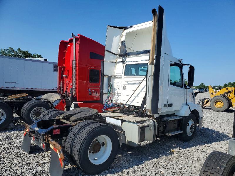 2018 Volvo Vn VIN 4V4N39TG4JN892840 COPART salvage auction — NORMAL WEAR, In - Certificate Of Title, sold $5,200 on 2026-07-09 (photo 4)