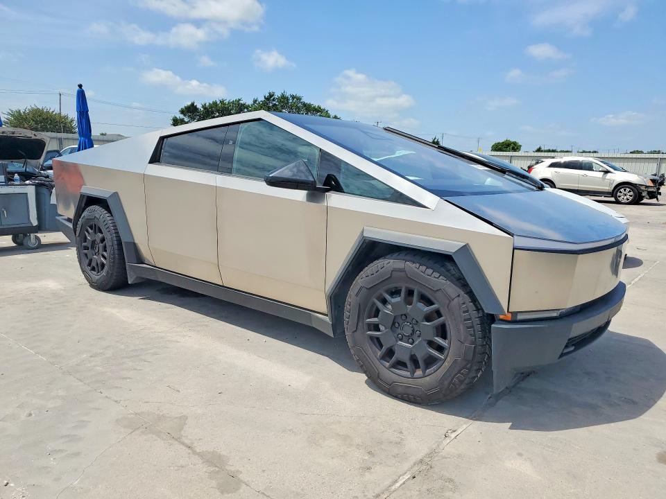 2025 Tesla VIN 7G2CEHEE2SA061608 COPART salvage auction — WATER/FLOOD, TX - SALVAGE TITLE-FLOOD DAMAGE, sold $51,500 on 2026-08-20 (photo 4)