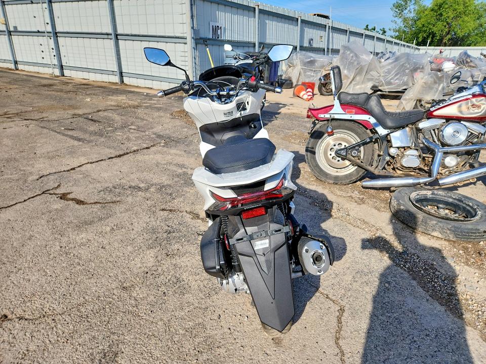 2022 Honda Pcx VIN RLHKF4702NY100288 COPART salvage auction — SIDE, Il - Salvage Certificate, sold $1,750 on 2026-07-16 (photo 4)